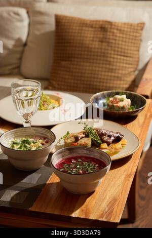 Godetevi un'esperienza gastronomica con una vasta gamma di piatti colorati e artistici Foto Stock