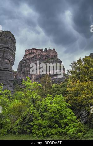 Vista del incredibilmente si trova il monastero della Santa Trinità, Meteora valley, Grecia Foto Stock