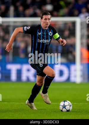 BRUGES, BELGIO - 5 NOVEMBRE: Hans Vanaken del Club Brugge drilla con il pallone durante la fase MD4 della UEFA Champions League 2025/26 tra il Club Brugge KV e il FC Barcelona a Jan Breydelstadion il 5 novembre 2025 a Bruges, Belgio. (Foto di Rene Nijhuis) Foto Stock