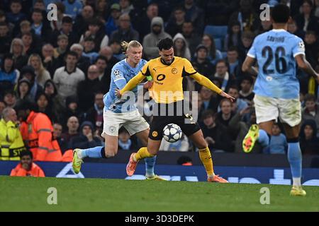 MANCHESTER, GRAN BRETAGNA - 5 NOVEMBRE: Ramy Bensebaini del Borussia Dortmund cerca di ottenere da Erling Haaland del Manchester City durante la partita di UEFA Champions League tra Manchester City e Borussia Dortmund all'Etihad Stadium il giorno 4 della UEFA Foto Stock