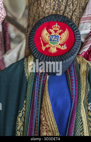 Dettaglio Primo piano di un tradizionale dei Balcani costumi folk sul display Foto Stock
