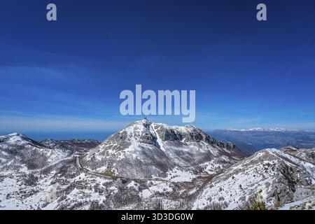Straordinaria montagna paesaggio invernale panorama di Stirovnik picco, la vetta più alta del Parco nazionale di Lovcen, Montenegro Foto Stock