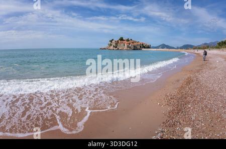 Sveti Stefan, Montenegro - Aprile 2018 : vista panoramica della spiaggia e il centro storico di Sveti Stefan old town Foto Stock