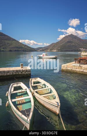 Due piccole barche da pesca sul mare della bellissima città di Perast nella Baia di Kotor, Montenegro Foto Stock