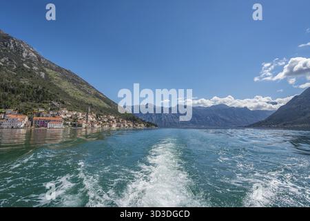 Piccola e pittoresca cittadina Perast visto dalla barca a vela nella Baia di Kotor, Montenegro Foto Stock