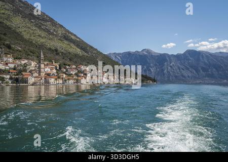 Piccola e pittoresca cittadina Perast visto dalla barca a vela nella Baia di Kotor, Montenegro Foto Stock