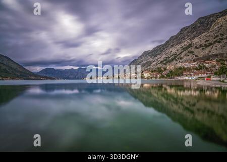 Kotor, Montenegro - Aprile 2018 : vedere la bellissima Baia di Kotor come visto dalla città di Kotor shore Foto Stock