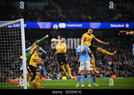 MANCHESTER, GRAN BRETAGNA - 05 NOVEMBRE: Gianluigi Donnarumma del Manchester City riesce a colpire il pallone davanti a Carney Chukwuemeka del Borussia Dortmund durante la partita di UEFA Champions League tra Manchester City e Borussia Dortmund all'Etihad Stadi Foto Stock