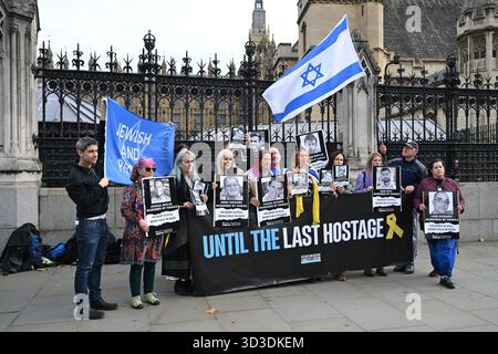 2025-11-05 LONDRA, REGNO UNITO. 5 novembre 2025. I gruppi pro-israeliani chiedono il ritorno di corpi israeliani morti in Israele, sostenendo che i corpi si trovano in Palestina per la manifestazione fuori dal Parlamento a Londra, nel Regno Unito. (Foto di 李世惠/SEE li/Picture Capital) credito: Vedi li/Picture Capital/Alamy Live News Foto Stock