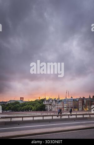 Londra, Inghilterra - 26 luglio 2017 : pendolari che camminano sul ponte Blackfrairs al crepuscolo, Londra Foto Stock