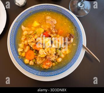 Piatto spagnolo tradizionale stufato di ceci di cocido Foto Stock