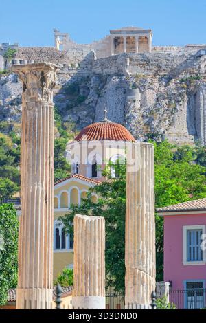 Acropoli con la Biblioteca delle colonne Adriane, Atene, Grecia Foto Stock