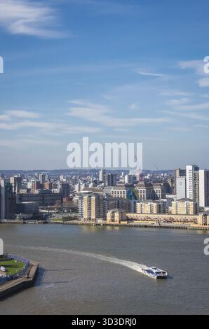 Londra, Inghilterra - 25 marzo 2017 : traghetto passeggeri sul Tamigi visto dall'alto di Londra, Regno Unito, Inghilterra Foto Stock