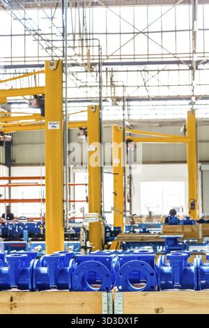 Johannesburg, Sud Africa - 7 Settembre 2016: Valvola industriale di fabbricazione e di montaggio impianto di fabbrica Foto Stock