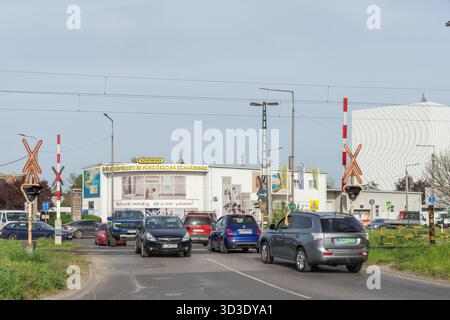 Passaggio a livello in Ungheria con auto in coda alle barriere. Foto Stock