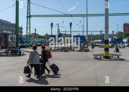 Il MAV-Start è un pullman che si trova alle piattaforme della stazione ferroviaria sud di Budapest, con livrea, segnaletica e infrastruttura della piattaforma. Foto Stock