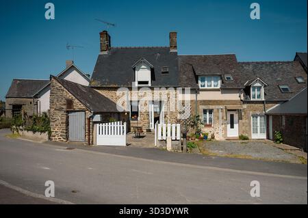 Affascinante strada nel pittoresco villaggio di Menerbes con edifici colorati e fiori vivaci Foto Stock