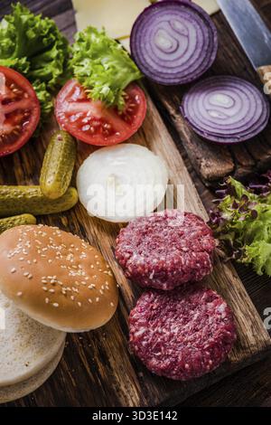 Hamburger fatti in casa ingredienti su legno tavolo rustico Foto Stock