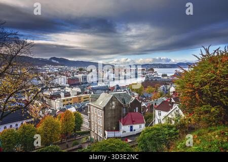 Vista della splendida baia di Bergen in autunno, Norvegia Foto Stock