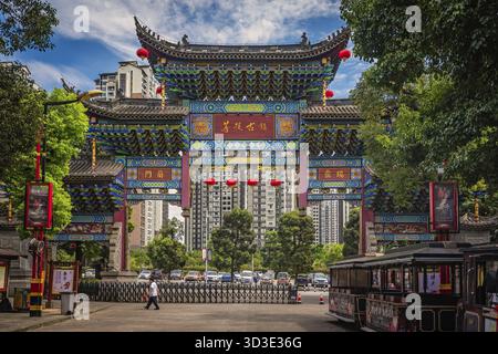 Chongqing, Cina - Agosto 2019 : Porte tradizionali per il centro storico alla periferia della città di Chongqing Foto Stock