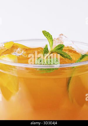 Cibo, succo d'arancia cinese con ghiaccio e menta Foto Stock