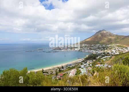 Città del Capo, Sud Africa - 21 febbraio 2021: Barche, yacht e navi della Marina nel porto di Simon's Town Foto Stock