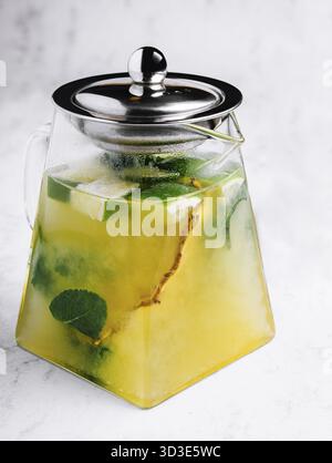 Cibo, tè verde freddo alla frutta della passione o limonata con lime e menta Foto Stock