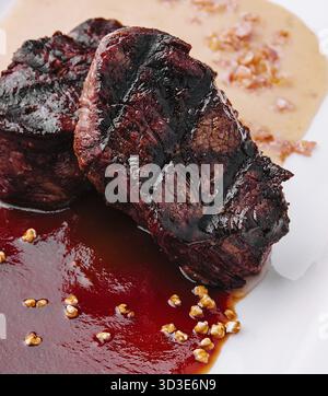 Cibo, deliziosi filetti grigliati mignon al ristorante Foto Stock