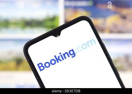 17 ottobre 2024, Portogallo. In questa immagine, il logo di prenotazione viene visualizzato sullo schermo di uno smartphone Foto Stock