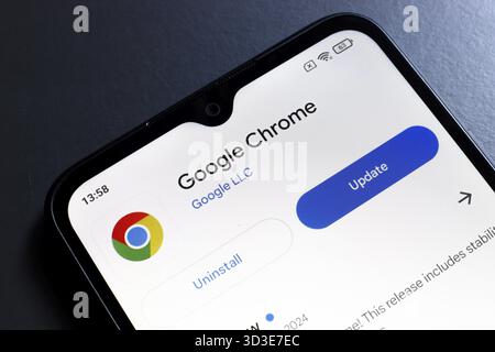 24 ottobre 2024, Portogallo. In questa immagine, il logo dell'app Google Chrome viene visualizzato sullo schermo di uno smartphone Foto Stock