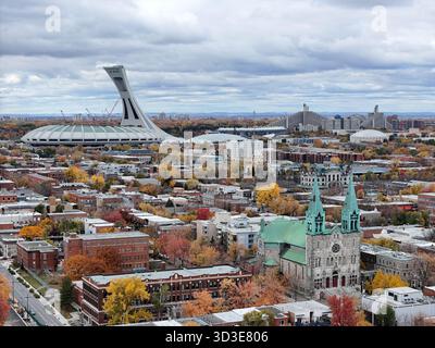 Vista aerea autunnale di Montreal con lo Stadio Olimpico e la Chiesa di Saint-Nom-de-Jesus. g.. Foto Stock