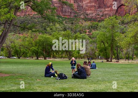 La famiglia si sta rilassando nel parco. Zion National Park, Utah, Stati Uniti Foto Stock