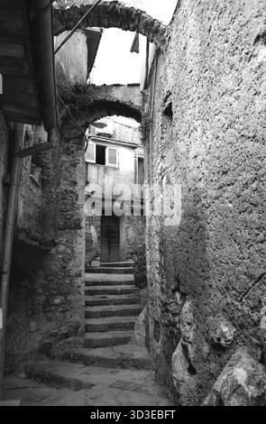 Scalinata tra vecchi edifici nell'antico borgo di Roccagorga, Italia, 1982 Foto Stock