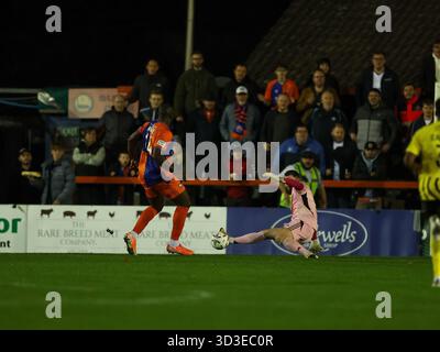 BRAINTREE, INGHILTERRA - 5 NOVEMBRE: Jonathan Maxted di Brackley Town tira fuori una grande partita durante l'Enterprise National League match tra Braintree Town e Brackley Town a rare Breed Meat Co. Stadium, Braintree il 5 novembre 2025 a Braintree, Regno Unito. (Foto di Mitch Davidson/Brackley Town FC via Alamy Live News) Foto Stock