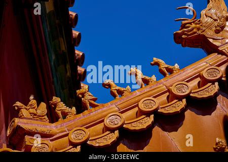 Primo piano delle statuette dei guardiani del tetto nella città Proibita di Pechino Foto Stock