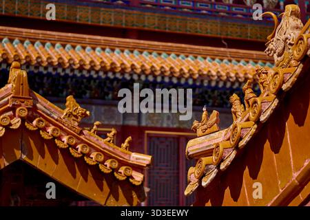 Primo piano delle statuette dei guardiani del tetto nella città Proibita di Pechino Foto Stock