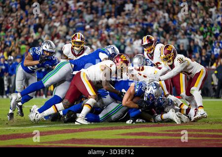 Il tight end dei Seattle Seahawks AJ Barner (88) si tuffa nella end zone e segna un touchdown durante una gara NFL contro i Washington Commanders al Northwest Stadium domenica 2 novembre 2025 (Amanda Coll/Image of Sport) Foto Stock