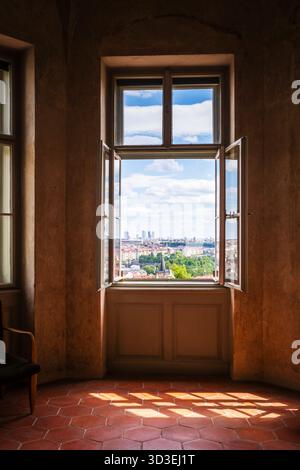 Vista della città vecchia di Praga e del Ponte di San Carlo da una finestra del castello di Praga. Foto Stock