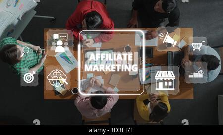 Una vista dall'alto verso il basso cattura un gruppo eterogeneo di professionisti impegnati in un incontro collaborativo che discute delle strategie di marketing di affiliazione con il digitale Foto Stock