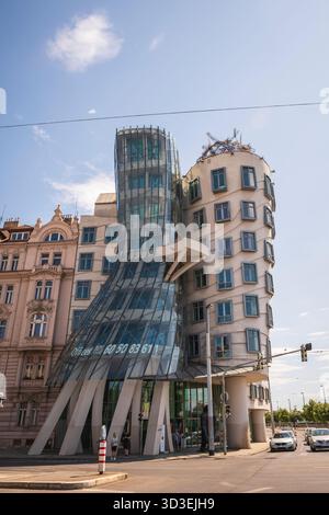 The Dancing House, o Ginger and Fred, è il soprannome dato all'edificio Nationale-Nederlanden, progettato da Frank Gehry. Foto Stock