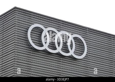 Changzhou, Jiangsu, Cina. 2 novembre 2025. L'iconico logo a quattro anelli dell'Audi è montato all'angolo di un edificio. (Immagine di credito: © Sheldon Cooper/SOPA Images via ZUMA Press Wire) SOLO PER USO EDITORIALE! Non per USO commerciale! Foto Stock