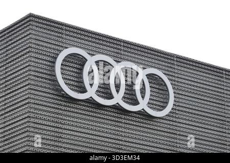 Changzhou, Cina. 2 novembre 2025. L'iconico logo a quattro anelli dell'Audi è montato all'angolo di un edificio. (Foto di Sheldon Cooper/SOPA Images/Sipa USA) credito: SIPA USA/Alamy Live News Foto Stock