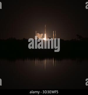Cape Canaveral, Stati Uniti. 5 novembre 2025. Alle 20:31 SpaceX lancia la sua 141a missione nel 2025 con Starlink 6-81 da SLC-40 Cape Canaveral Florida 5 novembre 2025 uno dei due tentativi di lancio di stasera. (Foto di Scott Schilke/SipaUSA) credito: SIPA USA/Alamy Live News Foto Stock
