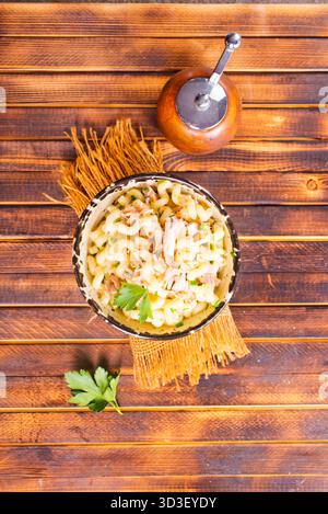 pasta con pollo e cipolla nel recipiente Foto Stock