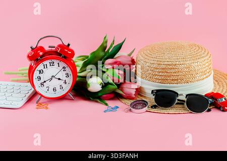 Il bellissimo appartamento rosa è stato progettato con un tema di viaggio con cappello, tastiera e sogni femminili di volare in un altro paese Foto Stock