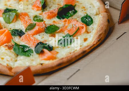 Pizza con salmone e spinaci in scatola Foto Stock