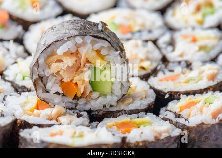 Vista ravvicinata della gimbap (kimbap). Piatto tradizionale coreano Foto Stock
