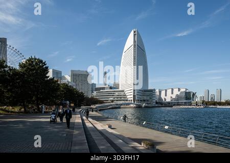 Un parco lungomare a Yokohama, con vista della costa e dell'InterContinental Yokohama Grand by IHG Foto Stock