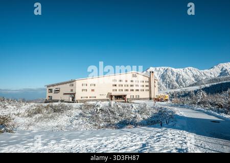 Midagahara Hotel presso le paludi di Midadgahara lungo la strada alpina Tateyama Kurobe in inverno con paesaggi innevati Foto Stock