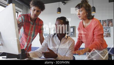 Collaborazione con professionisti che indossano camicie e maglioni che esaminano le tabelle sul monitor in un ufficio moderno Foto Stock
